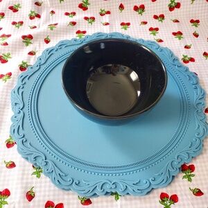 Blue silicone placemats, round shape, set of 2, good condition